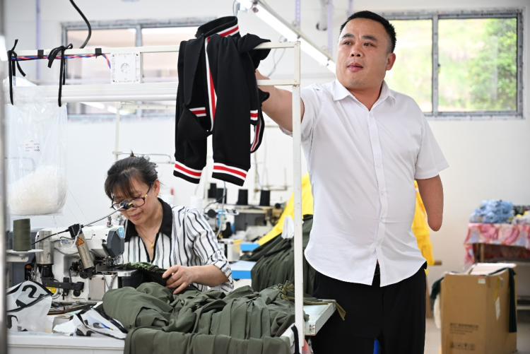 全国助残日丨单手绣“华服” 情暖助残路_fororder_2
