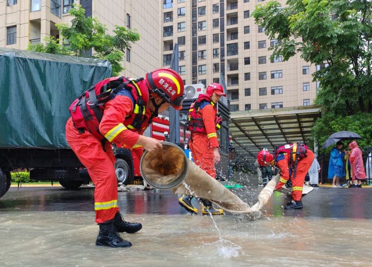 紧急转移，奋力抢险——鄂西南多地抗洪救灾一线见闻