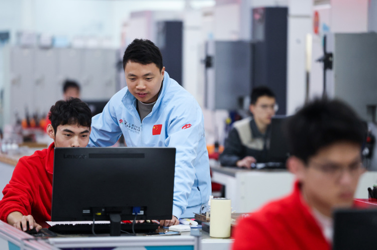 资讯有故事丨从世界冠军到全国人大代表 杨登辉建言技能人才培养新模式