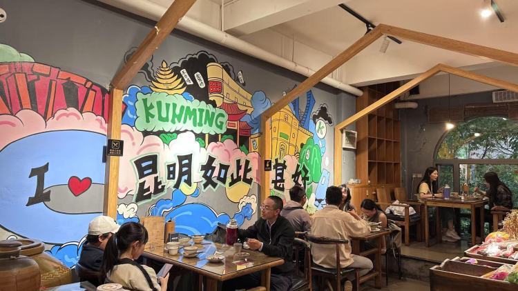 青春不打烊｜在市井烟火中，她架起连接乡土与世界的桥梁