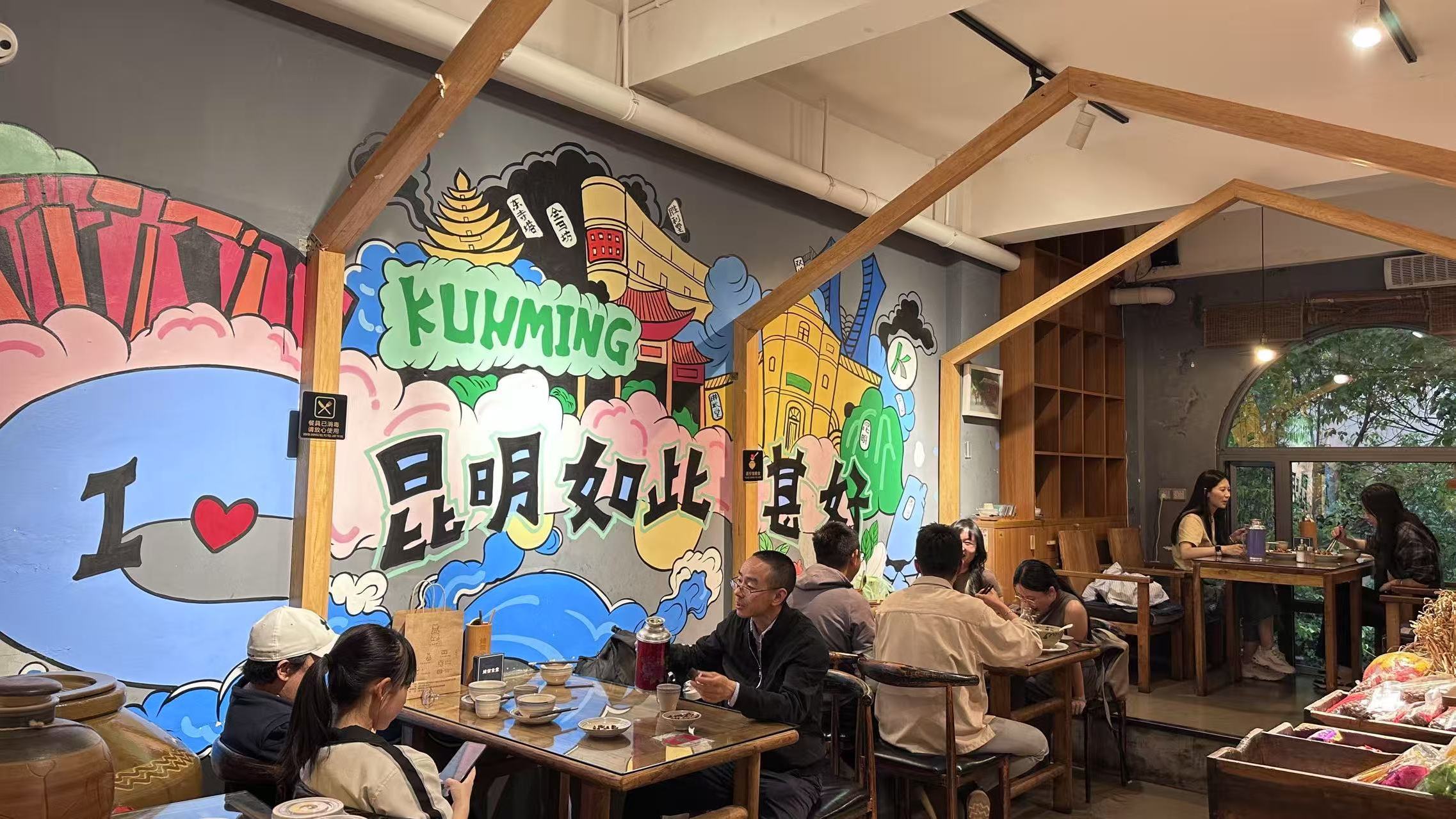 青春不打烊｜在市井烟火中，她架起连接乡土与世界的桥梁