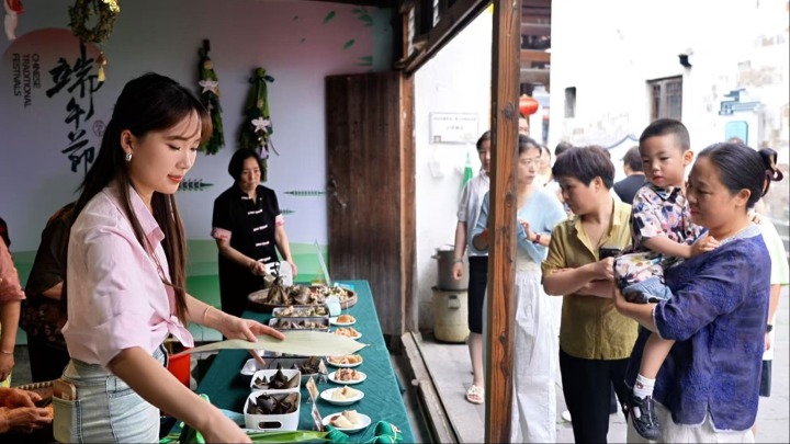 Tonglu's Ancient Village Shines with Spectacular Dragon Boat Festival Traditions