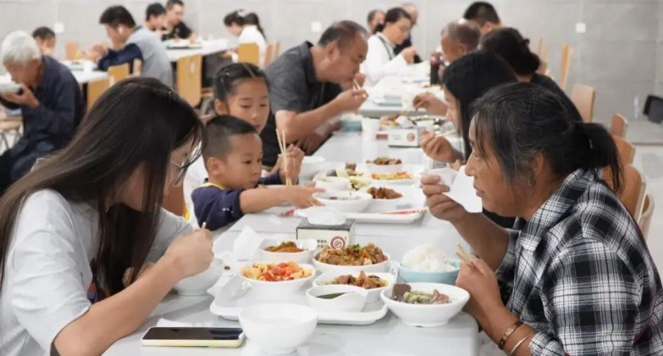 数千名游客挤满政府食堂！“一中午米饭蒸了550斤”