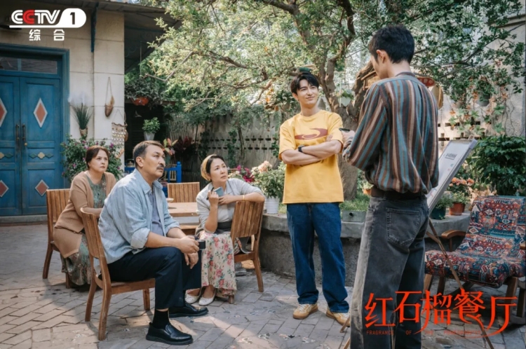 首部新疆都市情感剧！《红石榴餐厅》CCTV-1黄金档今晚开播_fororder_3_副本
