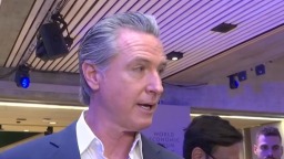 “斗”到达沃斯 加州州长称被特朗普政府“禁言”