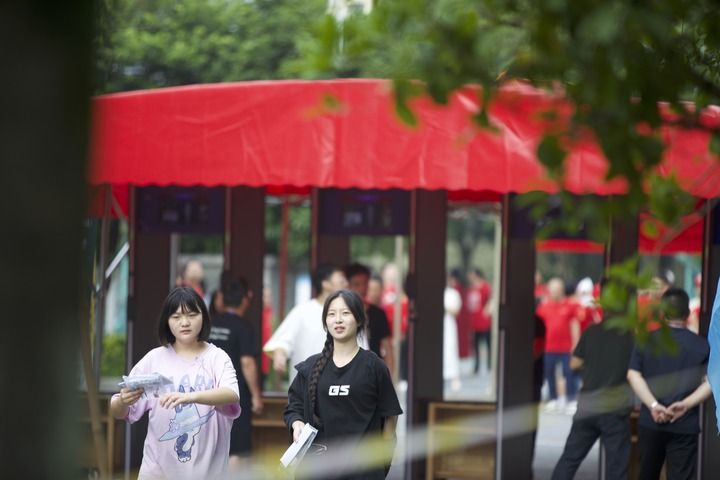 新华全媒+|青春赴考场 执笔向未来——2025年高考首日见闻