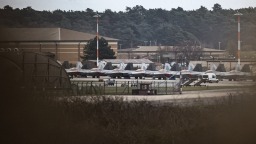 部署F-22、“双航母”集结......谈判前夕，美以伊“三角”博弈持续