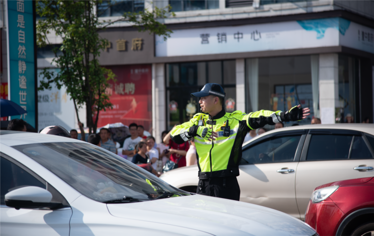 湖南新宁多部门同心护航 助力高考圆满落幕_fororder_2