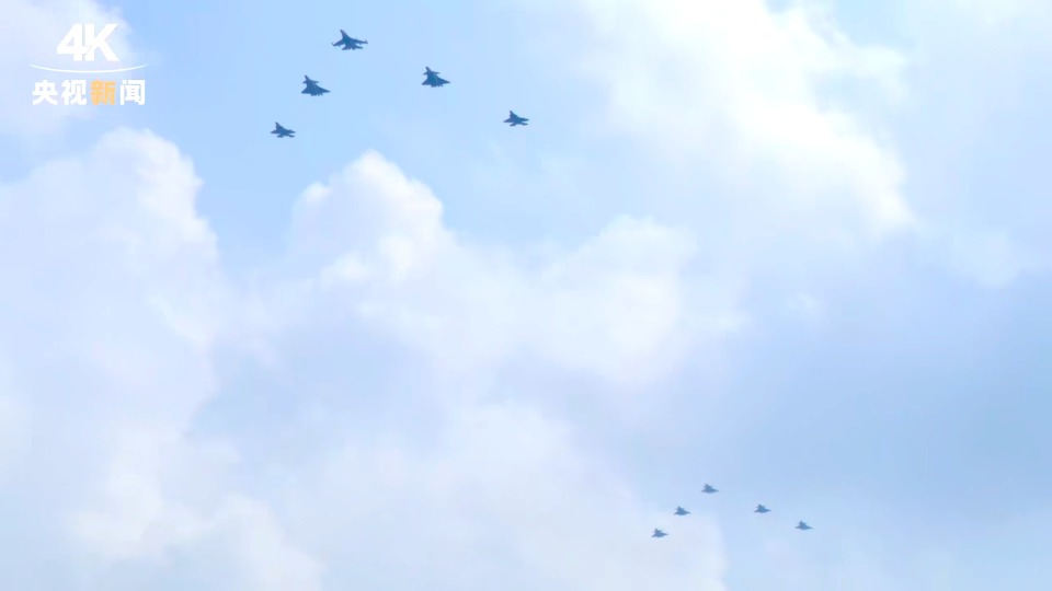 4K看阅兵丨空中梯队呼啸而来 战机拉出14道彩烟象征14年抗战