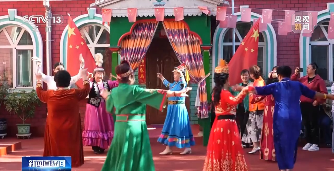 砥砺奋进七十载 天山南北谱华章丨各族人民像石榴籽一样紧紧抱在一起