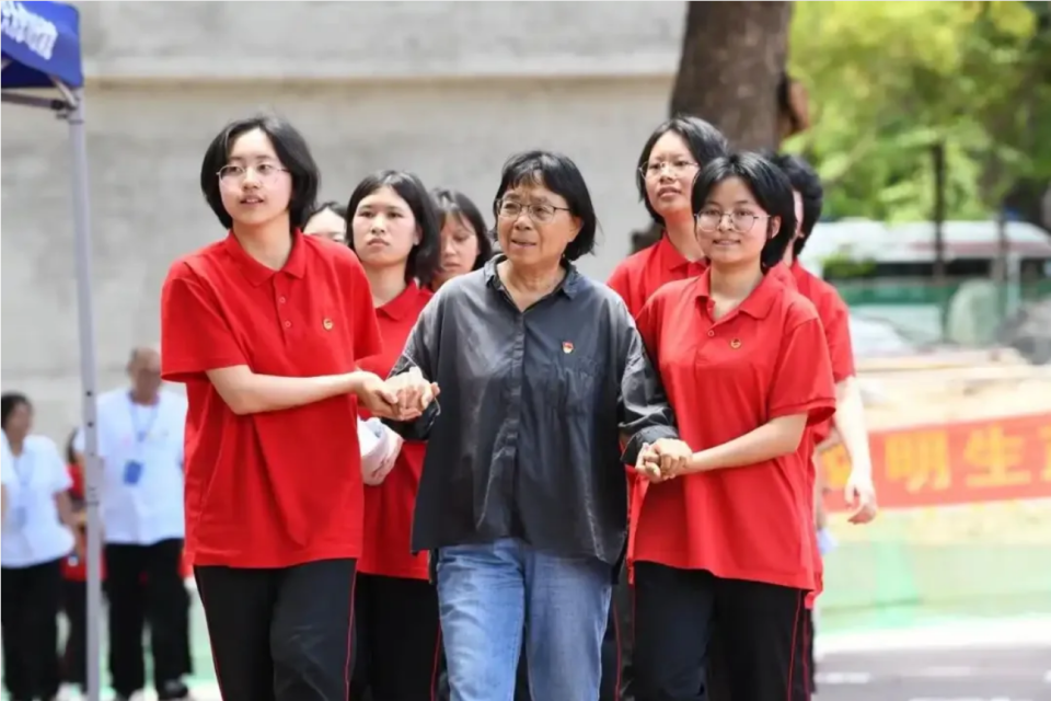 视频丨见到杜富国，张桂梅老师心疼得哭了