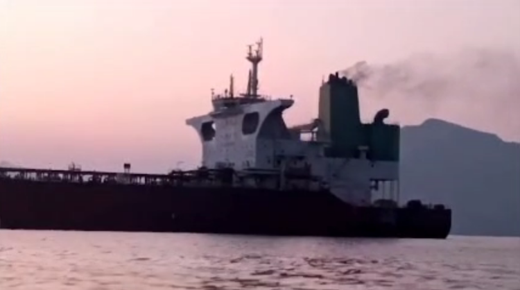 伊朗称两艘超级油轮在霍尔木兹海峡南部触雷爆炸