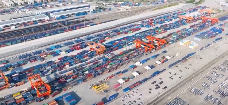 新能源汽车→油泼面、立柱架梁→联通万里，“钢铁驼队”有新变！