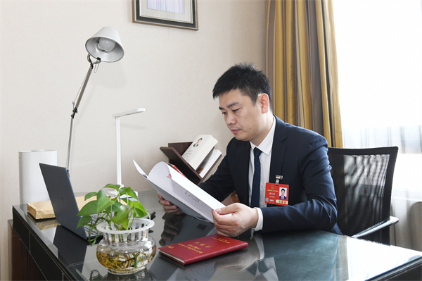 全国人大代表杨永修：加快新能源汽车轻量化探索与实践_fororder_图片1