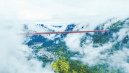 湖南吉首：雨后初霁，云雾缭绕