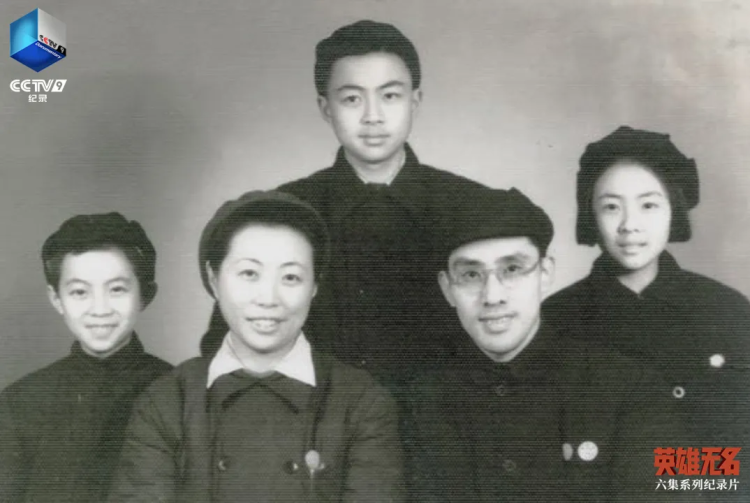 这些合影背后，是十余年的生死潜伏……