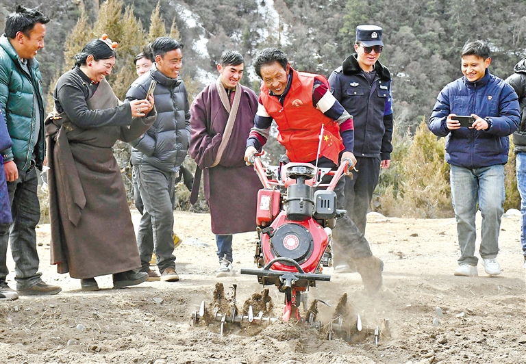 农田成“赛场” 村民显身手 —一场别开生面的耕地比赛