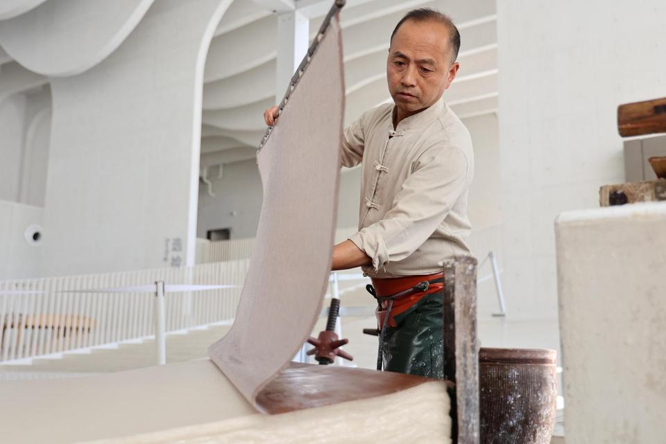 文化中国行·长江之歌 | 108道工序，匠心制作一张纸