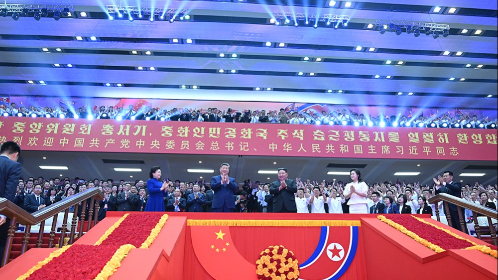 习近平和彭丽媛观看朝鲜专场文艺演出