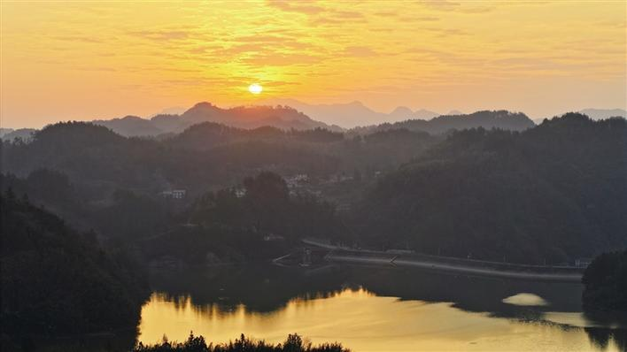 武陵源:新年日出美如画卷
