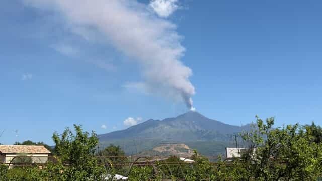 意大利埃特纳火山持续喷发 卡塔尼亚机场航班受影响