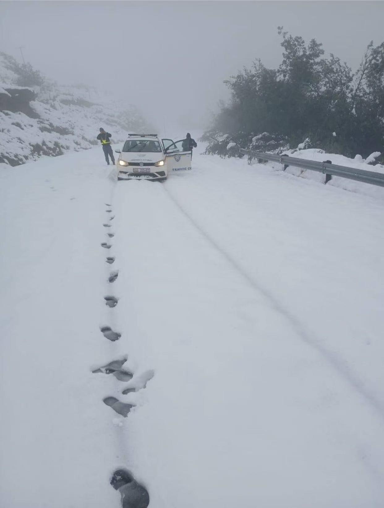 南非东开普省遭遇洪灾与暴雪 致7人死亡