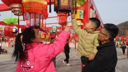 【新春走基层】花灯映福 秦腔传情暖新春