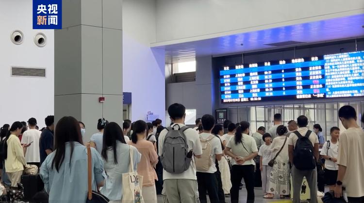 受台风“竹节草”影响 上海400余航班取消 轮渡停航