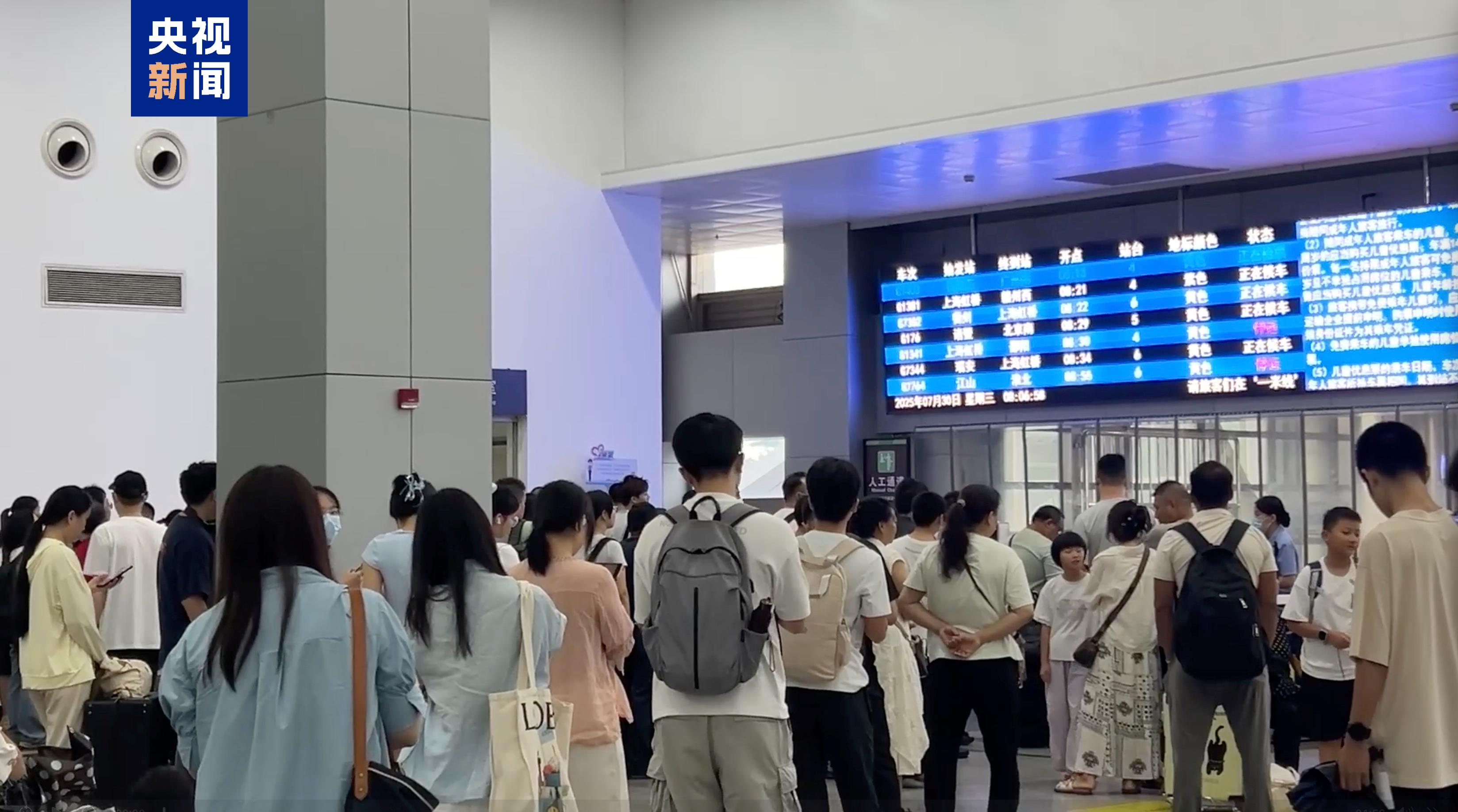 受台风“竹节草”影响 上海400余航班取消 轮渡停航