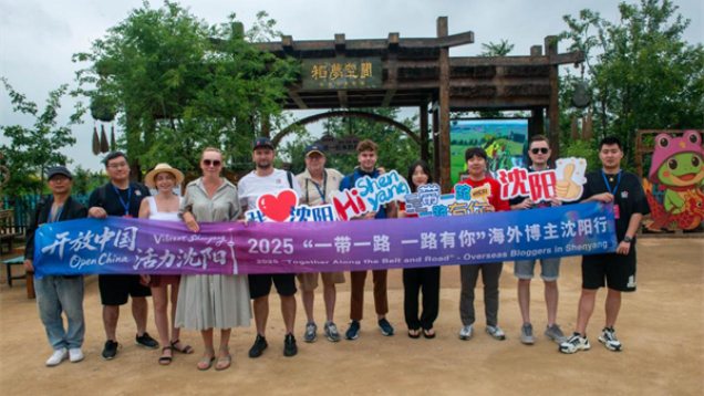 해외 인플루언서 선양 방문: 벼바다 속 생일 축하 노래…붓으로 그리는 '선양'의 정
