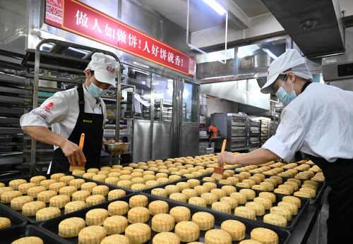 赶制月饼迎中秋_fororder_赶制月饼迎中秋（3）#XxjpsgC000155_20250924_PEPFN0A001.JPG