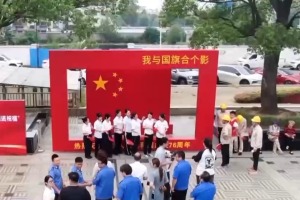 国庆氛围拉满！大街小巷披上“中国红”