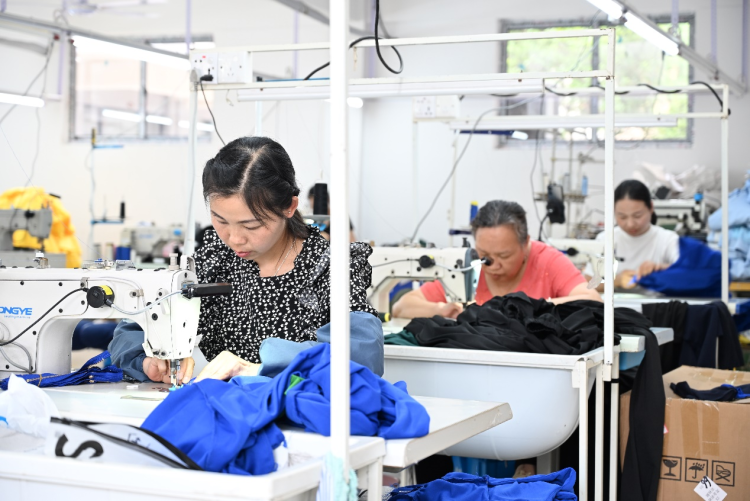 全国助残日丨单手绣“华服” 情暖助残路_fororder_1