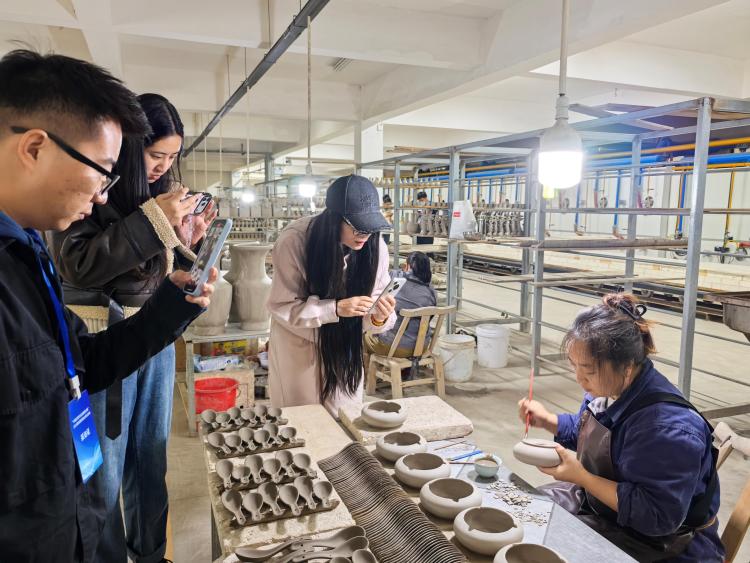 执着追求天青色的梦想——“中国式现代化发展看河南”两岸媒体联合采访团走近汝瓷_fororder_45