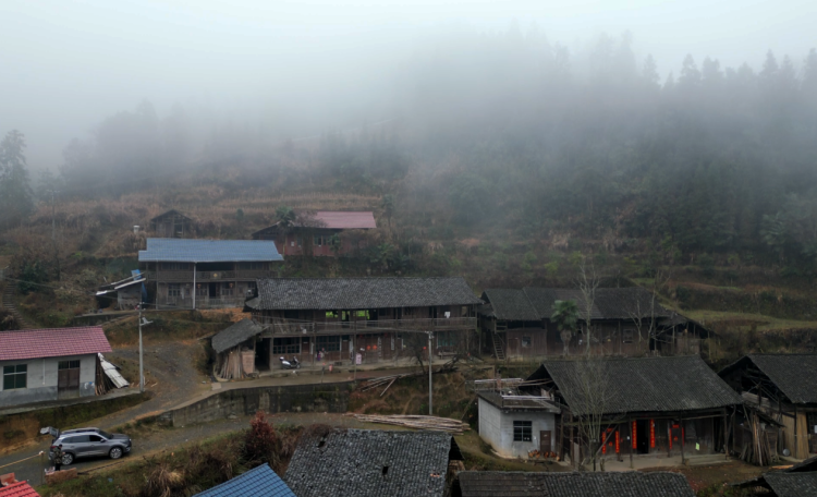 电商助力 湖南洞口县“云”端腊肉“飞”出大山_fororder_1