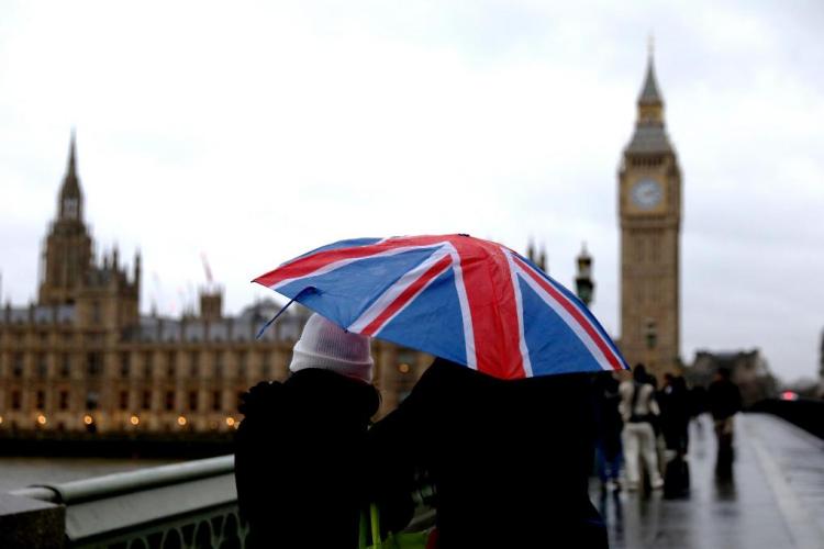 观天下·英国｜工党执政将满一周年 英国财相为何泪洒议会
