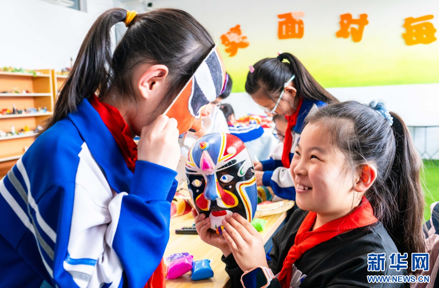呼和浩特：绘脸谱 识国粹_fororder_20250327fb9abbb47c4f4f6ba0498279a2f24d08_2025032626834f546936418dade57f0be7e9a3a0