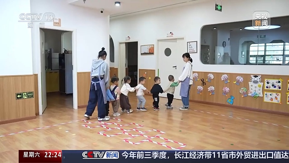 新闻周刊丨“小小孩”托育引关注 减轻育儿负担该如何发力？