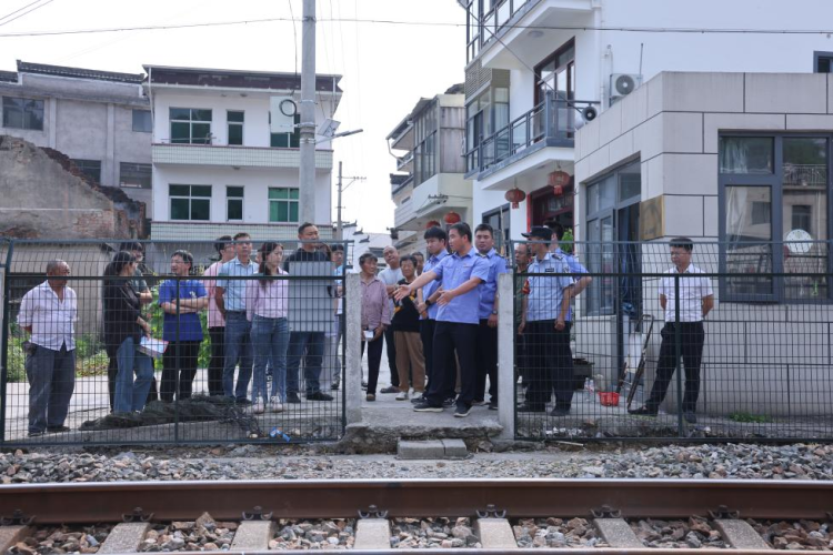 黄山市徽州区：筑牢安全防线 共守平安铁路_fororder_平安铁路3