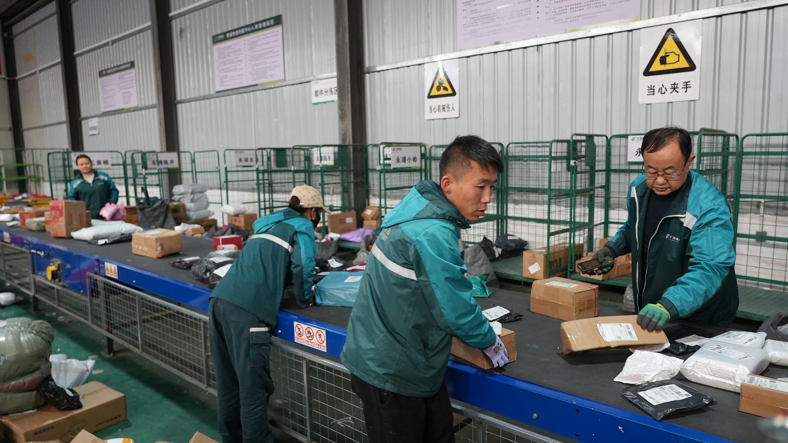临夏州永靖县：三产联动打造县域经济高质量发展新引擎_fororder_工作人员在物流配送中心进行分拣快递