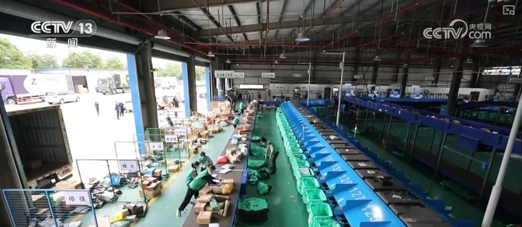 通村畅乡的公路网络越织越密 农民群众“走得好”、农村物流“运得畅”