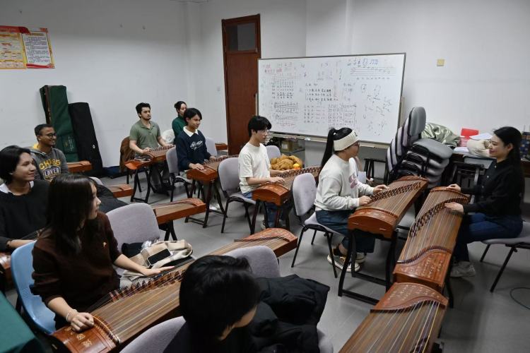 资讯有故事丨当外国留学生爱上中华筝 奏出怎样的“国际范儿”？