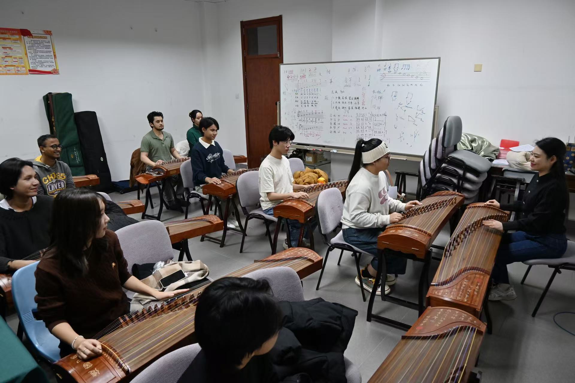 资讯有故事丨当外国留学生爱上中华筝 奏出怎样的“国际范儿”？
