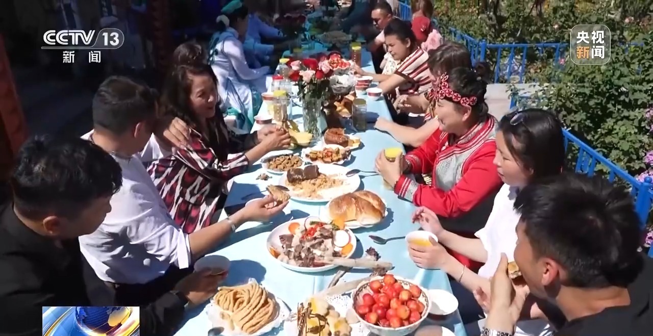 砥砺奋进七十载 天山南北谱华章丨各族人民像石榴籽一样紧紧抱在一起