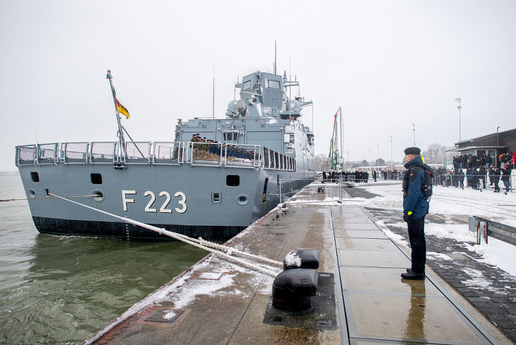 德国海军护卫舰抵达塞浦路斯利马索尔港