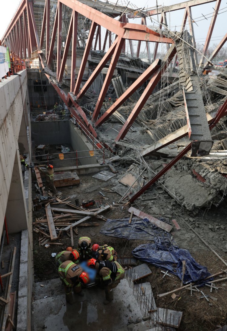 韩国光州一图书馆施工现场发生坍塌 已致1人死亡