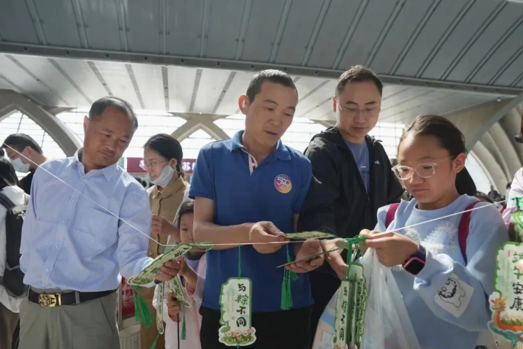 全国铁路1000余个站车，广泛开展“我的铁路风景：美好旅途 粽享端午”文化互动活动_fororder_企业微信截图_1748830526717