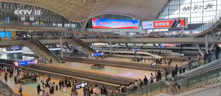 全国铁路迎来返程客流高峰 多部门联动服务旅客出行“最后一公里”