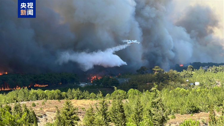 受森林火灾影响 土耳其达达尼尔海峡单向封航