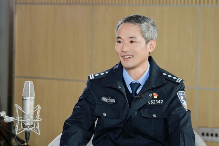 基层警事：流年不改赤子心，藏蓝依旧暖如春